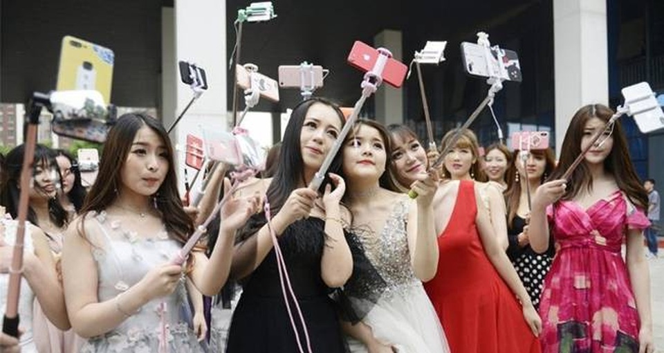 Bên trong lò đào tạo ngôi sao "sống ảo", ngồi livestream cũng hốt bạc - 1 Bên trong lò đào tạo ngôi sao "sống ảo", ngồi livestream cũng hốt bạc - 1