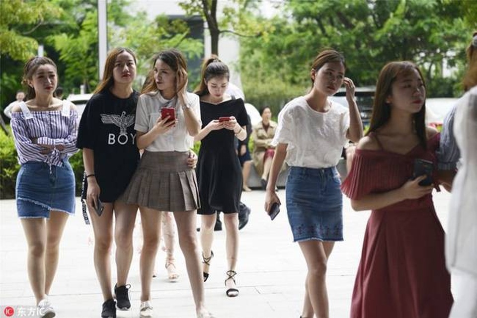 Bên trong lò đào tạo ngôi sao "sống ảo", ngồi livestream cũng hốt bạc - 3
Cơ sở đào tạo ngôi sao trên Internet ở Vũ Hán là cơ sở lớn nhất trong lĩnh vực này ở Trung Quốc.