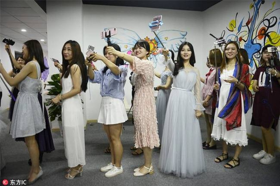 Bên trong lò đào tạo ngôi sao "sống ảo", ngồi livestream cũng hốt bạc - 5
Các học viên sẽ được đào tạo kỹ năng về chụp ảnh tự sướng và nhiều kỹ năng khác để thu hút người xem.