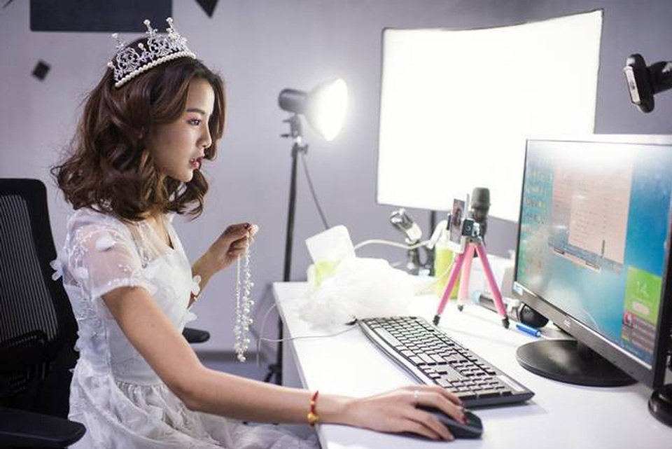 Bên trong lò đào tạo ngôi sao "sống ảo", ngồi livestream cũng hốt bạc - 6
Chỉ cần ngồi trước màn hình, nhiều bạn trẻ có thể kiếm tiền từ livestream.