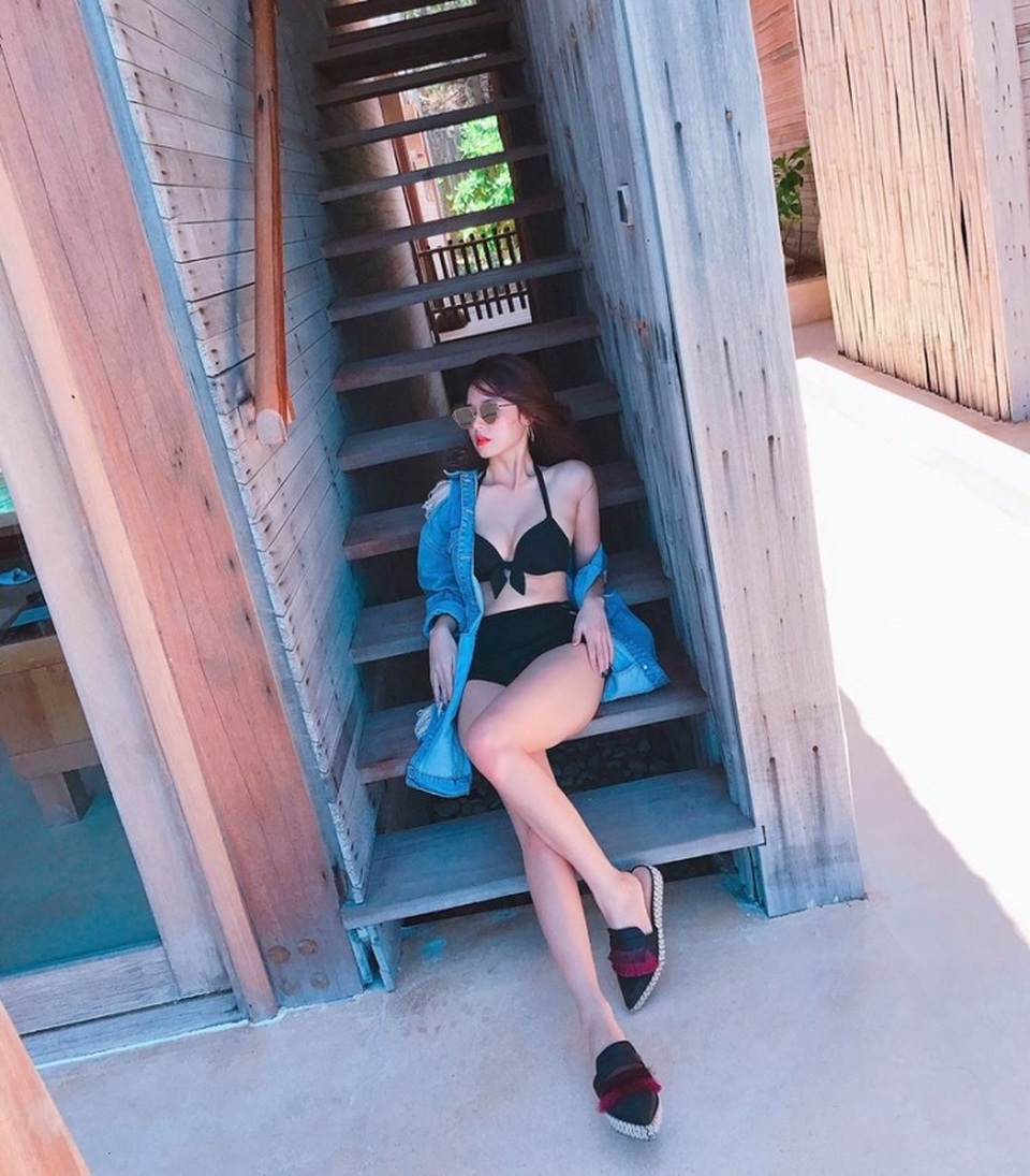 Midu khiến dân tình chao đảo khi diện bikini 2 mảnh phô trọn vòng 1 gợi cảm bởi trước đó cô ghi dấu với phong cách dịu dàng, kín đáo.