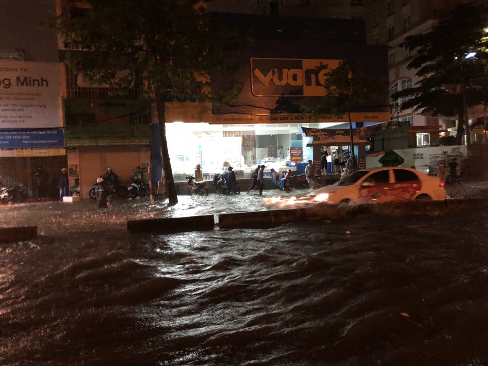 Đường Nguyễn Hữu Cảnh ngập đến yên xe máy trong đêm - 18 Đường Nguyễn Hữu Cảnh có máy bơm chống ngập cũng như không