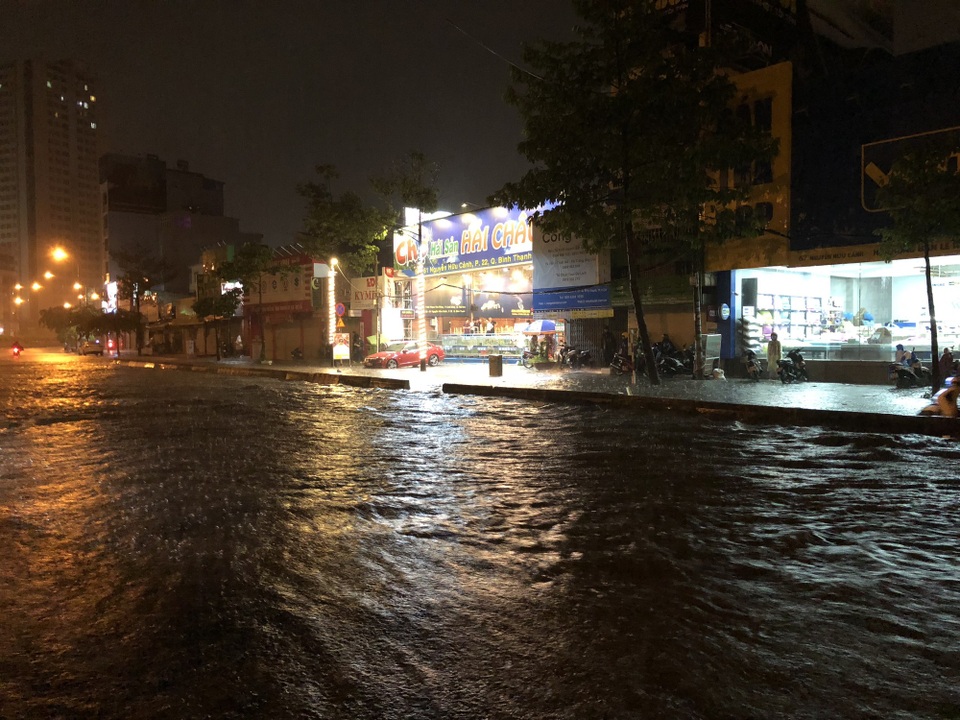 Đường Nguyễn Hữu Cảnh ngập đến yên xe máy trong đêm - 11 Đường Nguyễn Hữu Cảnh ngập đến yên xe máy trong đêm - 11