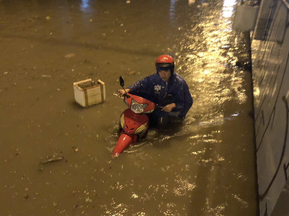 Đường Nguyễn Hữu Cảnh ngập đến yên xe máy trong đêm - 15 Đường Nguyễn Hữu Cảnh ngập đến yên xe máy trong đêm - 15
