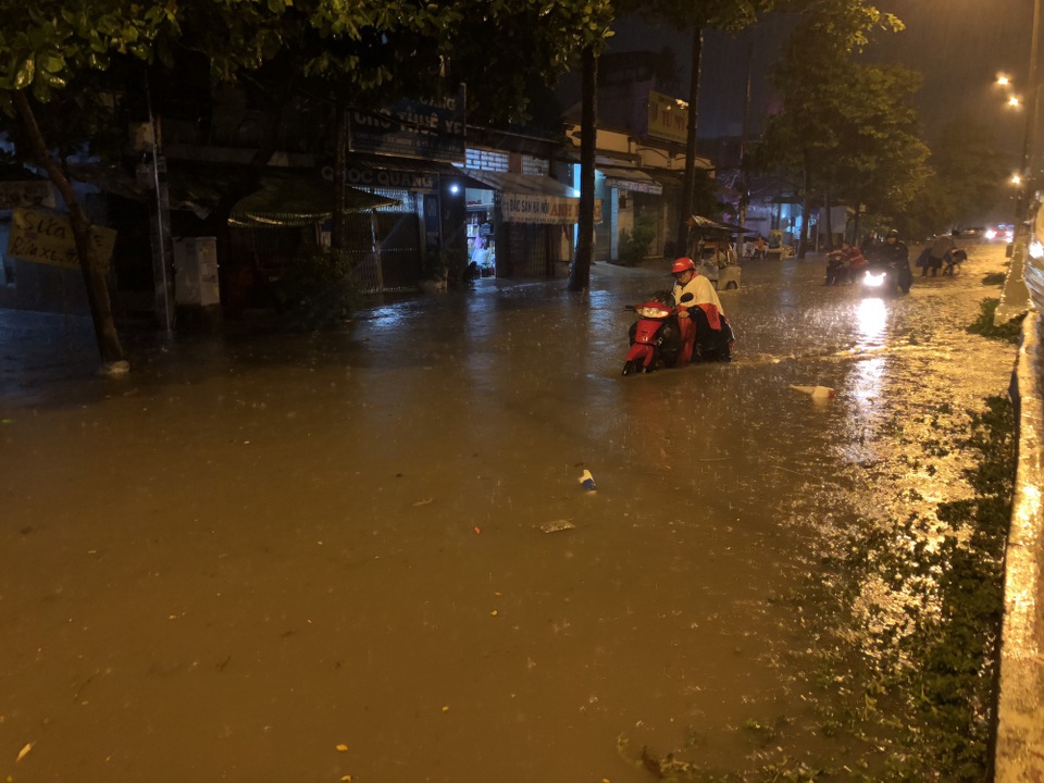 Đường Nguyễn Hữu Cảnh ngập đến yên xe máy trong đêm - 16 Hì hục đẩy bộ xe về nhà trong đêm