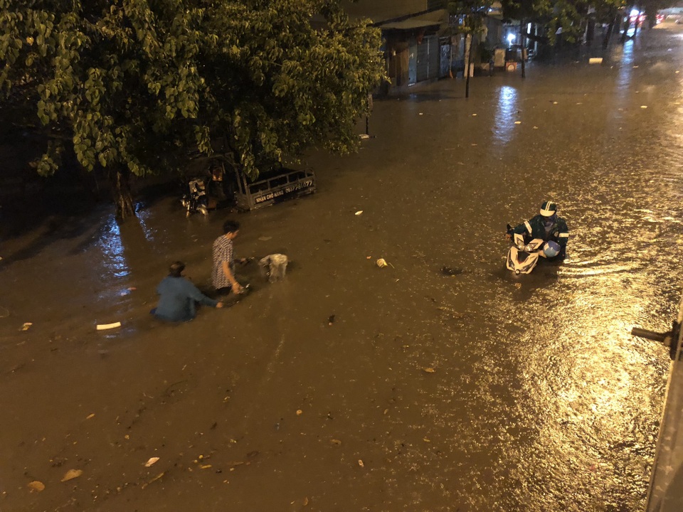 Đường Nguyễn Hữu Cảnh ngập đến yên xe máy trong đêm - 14 Đường Nguyễn Hữu Cảnh ngập đến yên xe máy trong đêm - 14