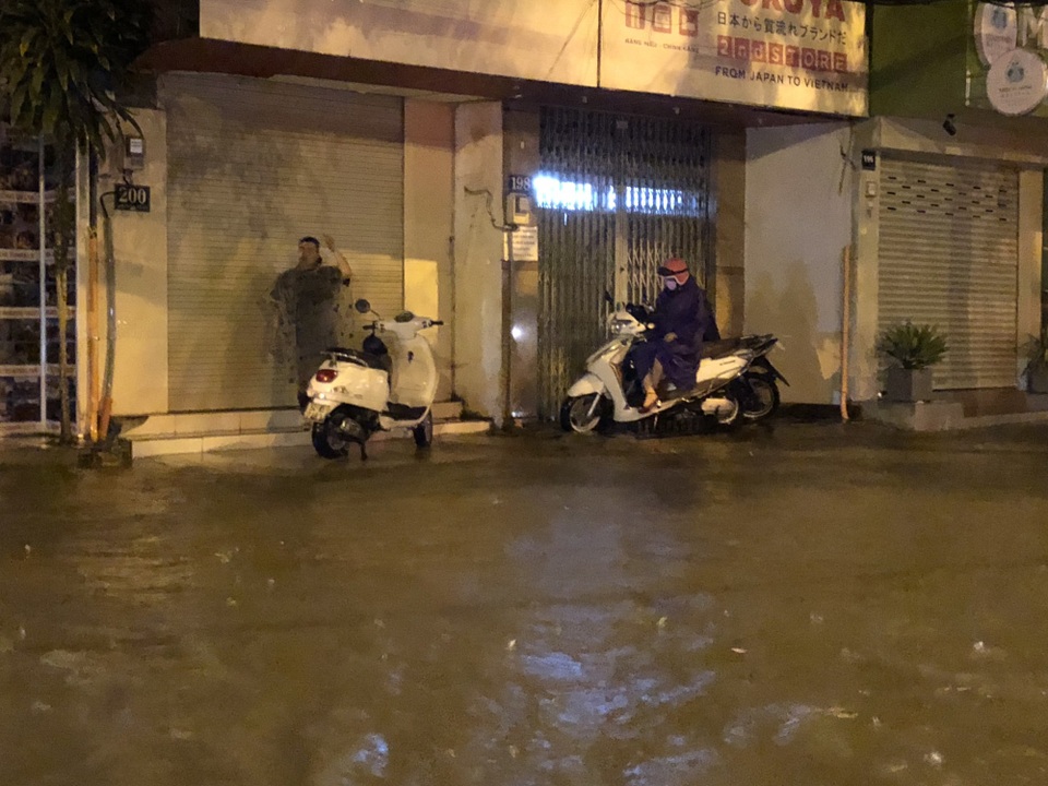 Đường Nguyễn Hữu Cảnh ngập đến yên xe máy trong đêm - 13 Nhiều người đưa xe lên vỉa hè ngồi chờ nước rút mới về nhà