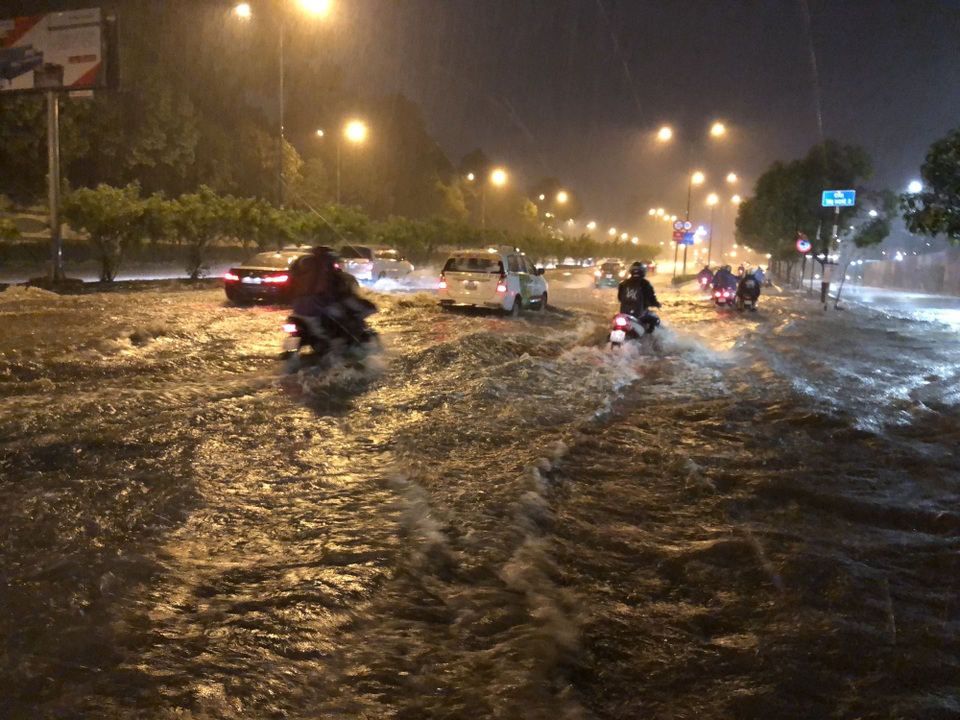 Đường Nguyễn Hữu Cảnh ngập đến yên xe máy trong đêm - 7 Đường Nguyễn Hữu Cảnh quận Bình Thạnh