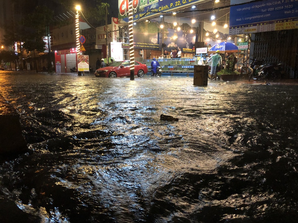 Đường Nguyễn Hữu Cảnh ngập đến yên xe máy trong đêm - 8 Đường Nguyễn Hữu Cảnh ngập đến yên xe máy trong đêm - 8
