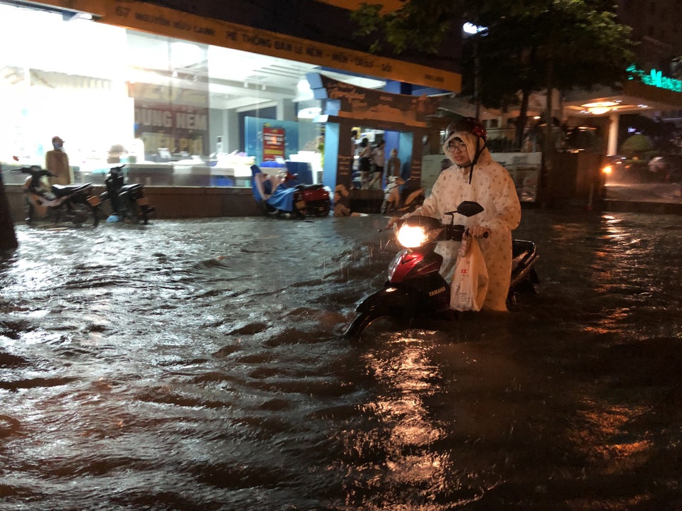 Đường Nguyễn Hữu Cảnh ngập đến yên xe máy trong đêm - 6 Đường Nguyễn Hữu Cảnh ngập đến yên xe máy trong đêm - 6
