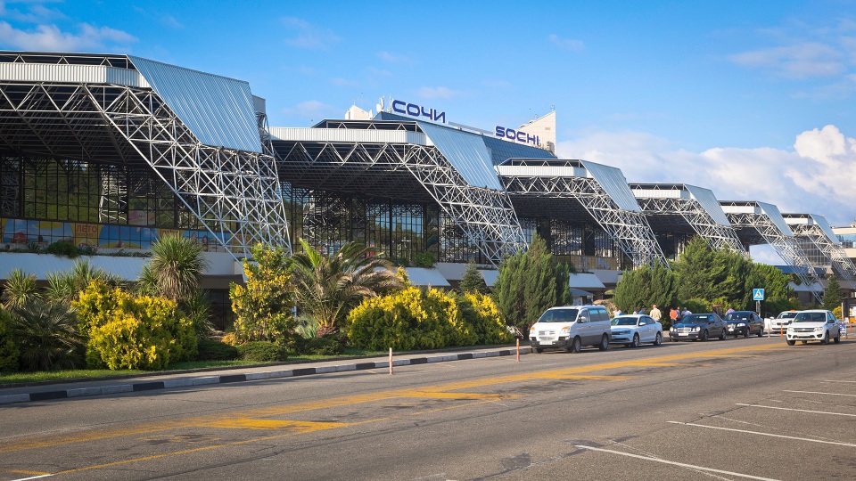 Kiến trúc ấn tượng của các sân bay Nga - 9 Sân bay Sochi được hiện đại hóa từ năm 2007-2013 và kịp hoàn thiện ngay trước Olympic mùa Đông vào đầu năm 2014. Trong thời gian diễn ra Olympic mùa Đông, sân bay Sochi đón 3.800 khách mỗi giờ. Năm 2017, sân bay này lọt vào nhóm 20 sân bay hàng đầu thế giới do International Airport Review bầu chọn.