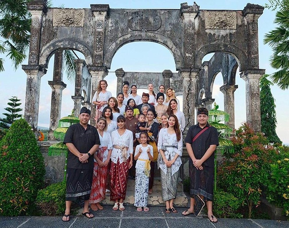 Phạm Hương và dàn Hoa hậu các nước đọ sắc trong bộ trang phục trang phục truyền thống của Indonesia có tên gọi là kebaya.