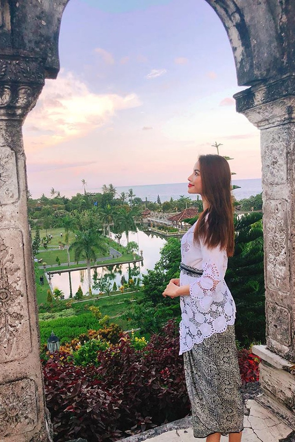 Nơi cô đến là một địa điểm check-in nổi tiếng tại hòn đảo thiên đường của các vị thần.