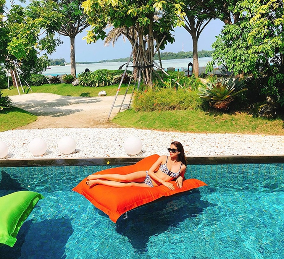 Trong bộ bikini 2 mảnh, Phạm Hương khoe vóc dáng chuẩn với những đường cong gợi cảm hút mắt người xem tại khu nghỉ dưỡng sang trọng.