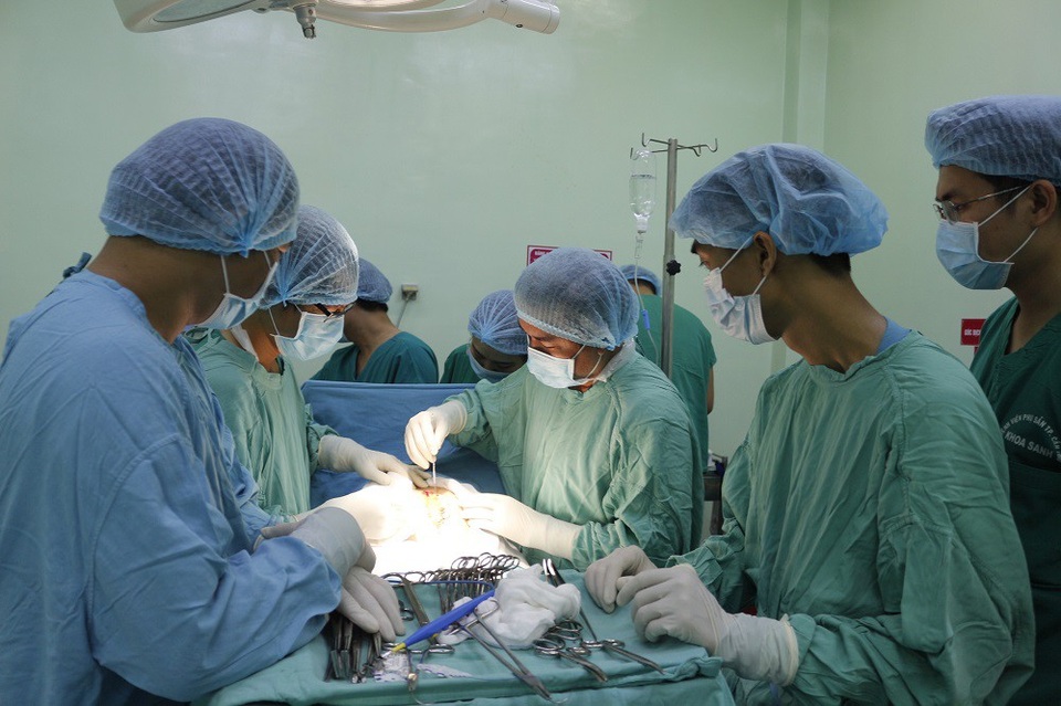 Cứu sống sản phụ bị nhau tiền đạo trung tâm, răng lược hiếm gặp - 1 Các bác sĩ phẫu thuật cứu sống mẹ con sản phụ S.