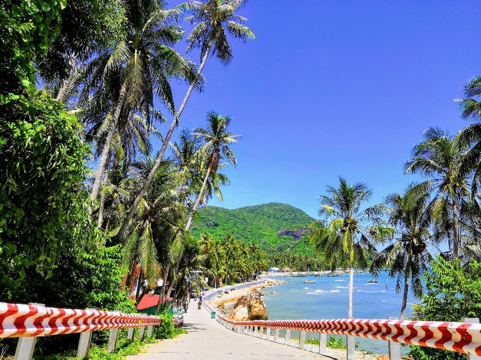 Lưu giữ mùa hè rực rỡ đảo Nam Du cùng Honor 10 - 1 Trong điều kiện đủ sáng, màu sắc được tái hiện đầy đủ và có phần tươi tắn hơn so với thực tế, độ nét rất rõ. Tốc độ lấy nét và chụp rất nhanh. Màu trời và màu biển đã được máy tự động đẩy lên rất rực rỡ.