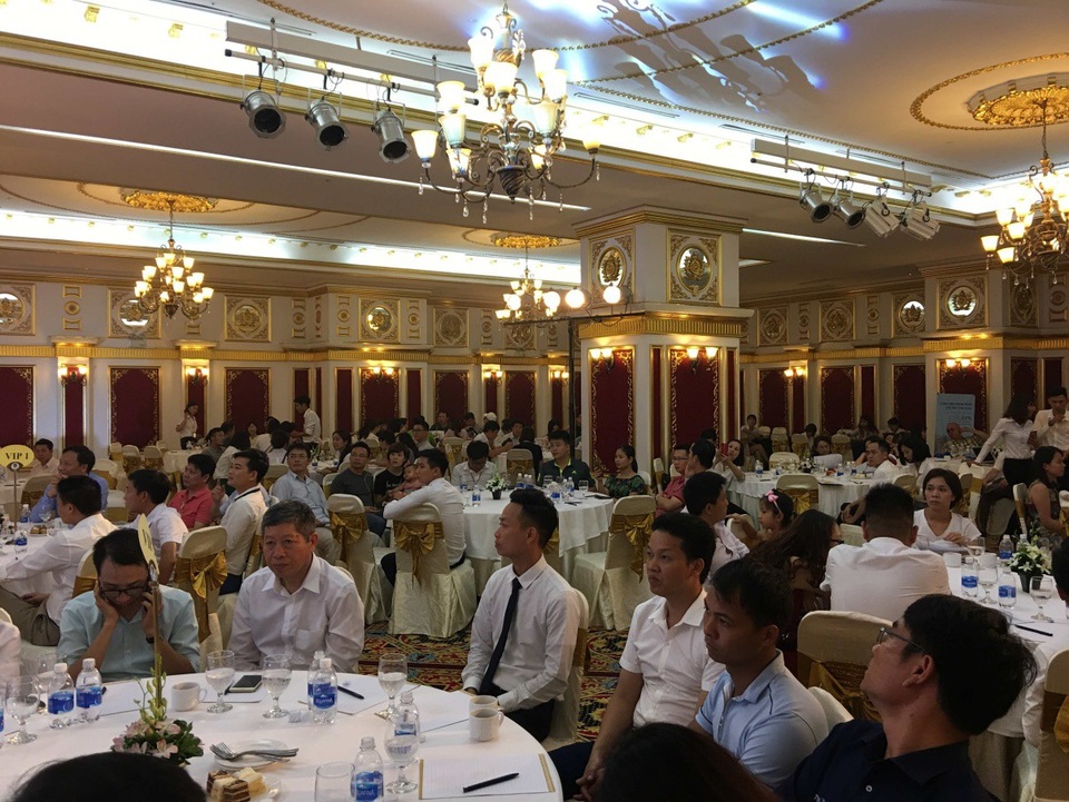 
Khách hàng đăng ký mua căn hộ The Sun.
