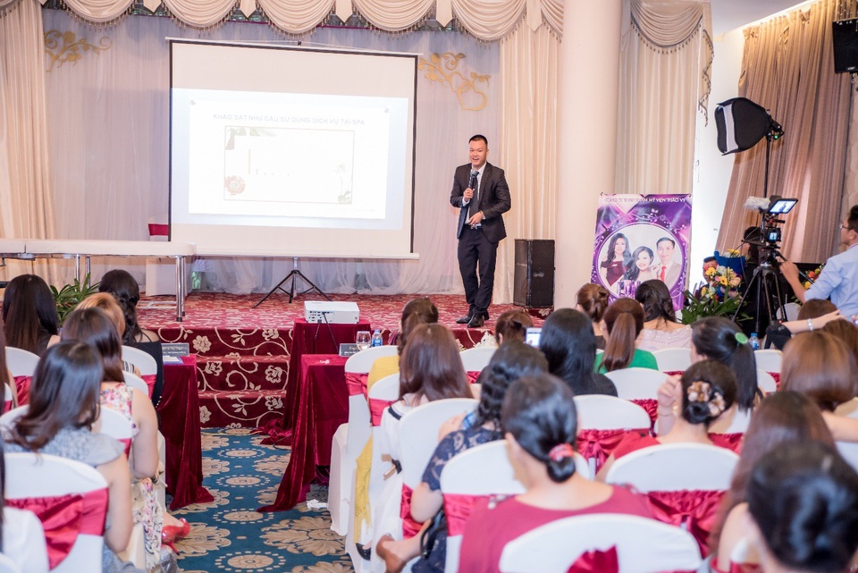 Một buổi đào tạo, tư vấn trực tiếp cho các chủ spa cùng chuyên gia Lý Quý Vĩnh