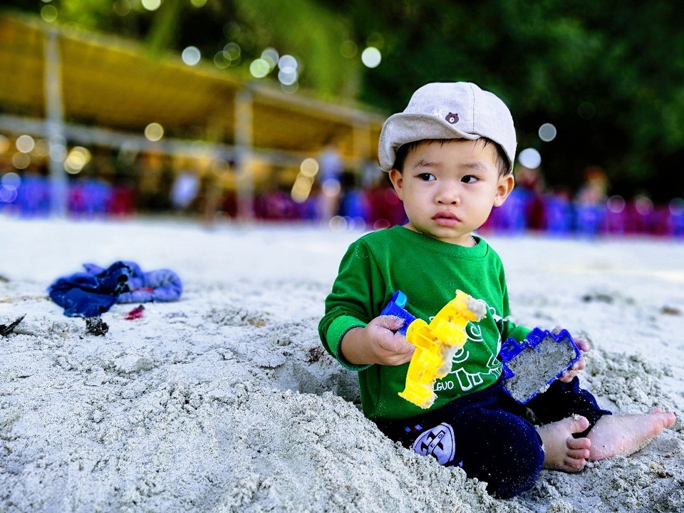 Lưu giữ mùa hè rực rỡ đảo Nam Du cùng Honor 10 - 6 Phần hậu cảnh phía sau được làm mờ như chụp bằng máy ảnh DSLR. Ảnh thành phẩm hỗ trợ xử lý thêm bởi thuật toán, không hoàn toàn dựa vào ống kính. Đường viền của chủ thể ảnh chính xác, rõ nét. Chủ thể nổi bật nhờ trường ảnh sâu. Các mép chuyển giữa chủ thể và hậu cảnh khá mượt mà. Trong tầm giá dưới 10 triệu, rất hiếm tìm được chiếc smartphone có khả năng chụp xóa phông tốt như Honor 10.