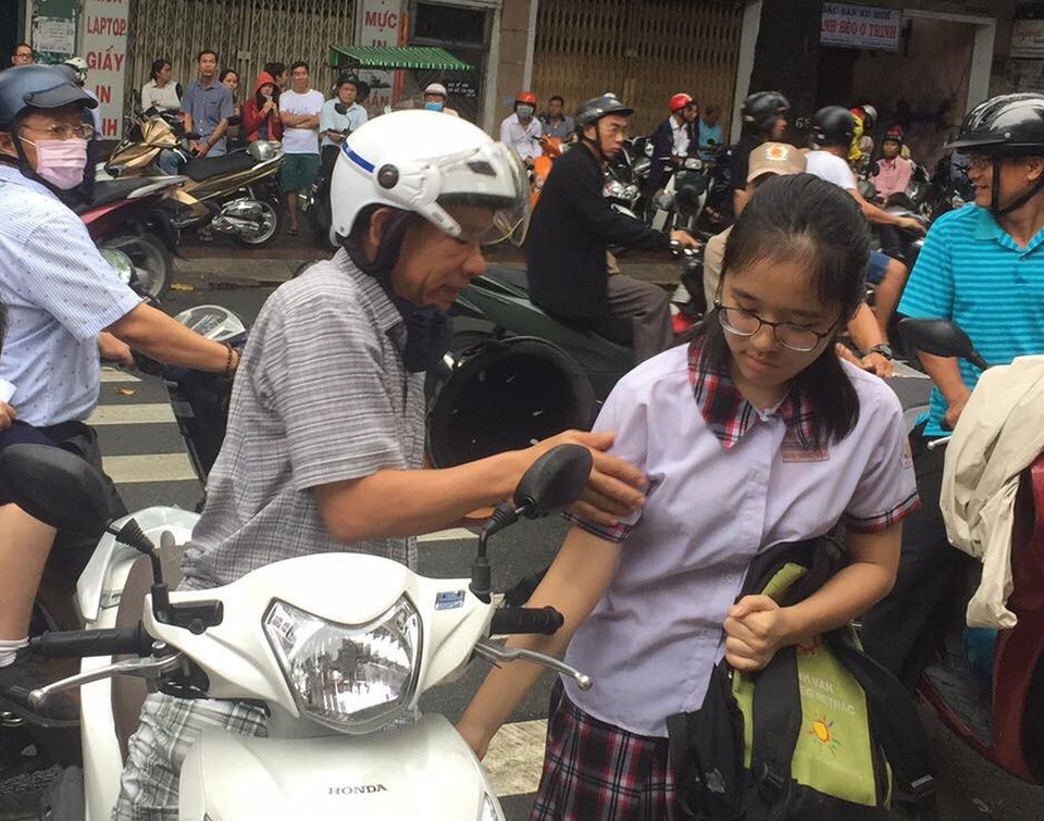 TPHCM: Gần 88.000 học sinh chính thức bước vào kỳ thi lớp 10 căng thẳng - 1 Phụ huynh đưa con tới điểm thì từ rất sớm