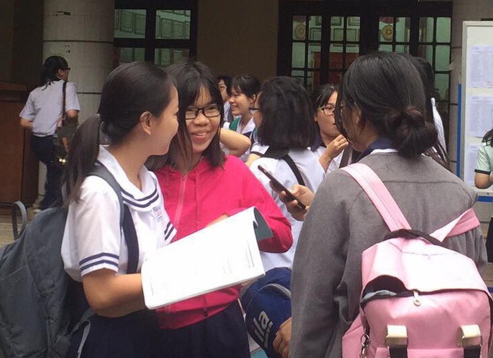 TPHCM: Gần 88.000 học sinh chính thức bước vào kỳ thi lớp 10 căng thẳng - 5 Thí sinh tại điểm thi Trường THPT Bùi Thị Xuân, Q.1, TPHCM trước giờ vào làm bài thi môn Văn