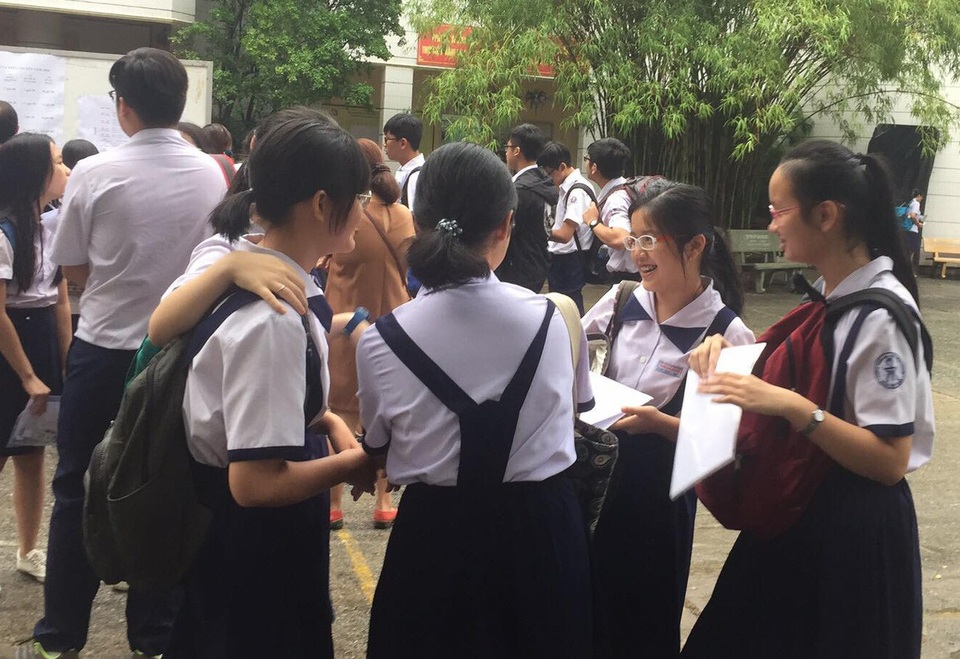 TPHCM: Gần 88.000 học sinh chính thức bước vào kỳ thi lớp 10 căng thẳng - 4
Tâm lí khá thoải mái của các em học sinh trước giờ thi.