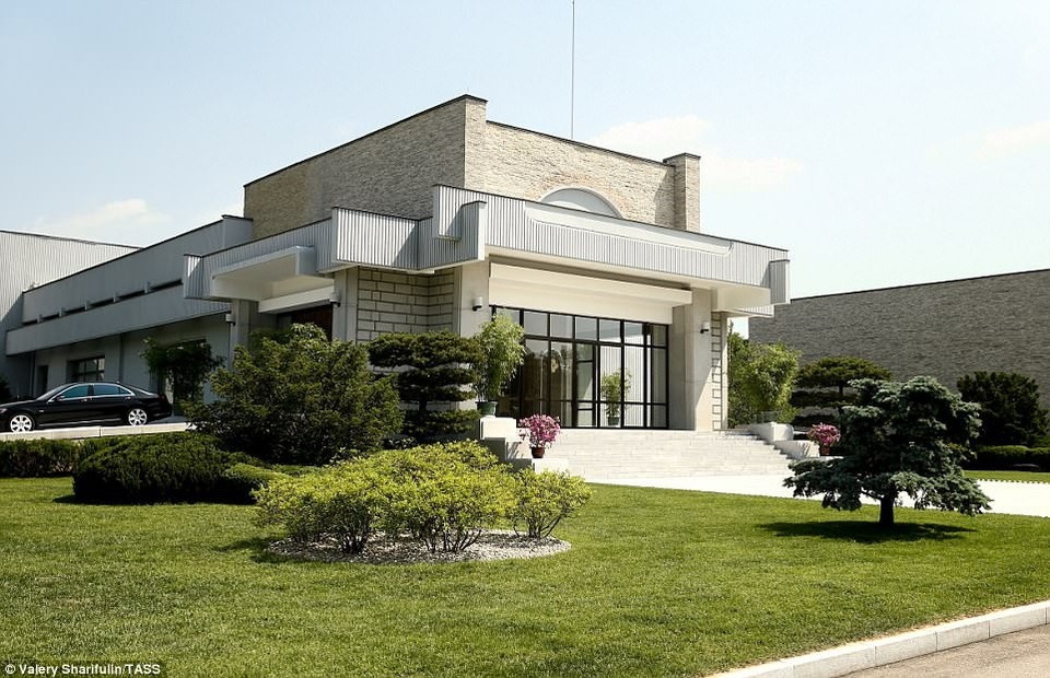 Phóng viên Valery Sharifulin đã có cơ hội hiếm hoi được tiếp cận dinh thự của nhà lãnh đạo Kim Jong-un khi tháp tùng Ngoại trưởng Nga Sergei Lavrov tới thủ đô Bình Nhưỡng hôm 31/5. Những bức ảnh do phóng viên Nga chia sẻ sau chuyến đi cho thấy dinh thự bề thế của nhà lãnh đạo Triều Tiên tại một địa điểm chưa được xác định ở gần thủ đô Bình Nhưỡng.