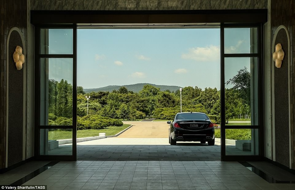 Từ hướng cửa này có thể nhìn thấy con đường dành cho xe di chuyển, còn ở phía xa là những ngọn núi.