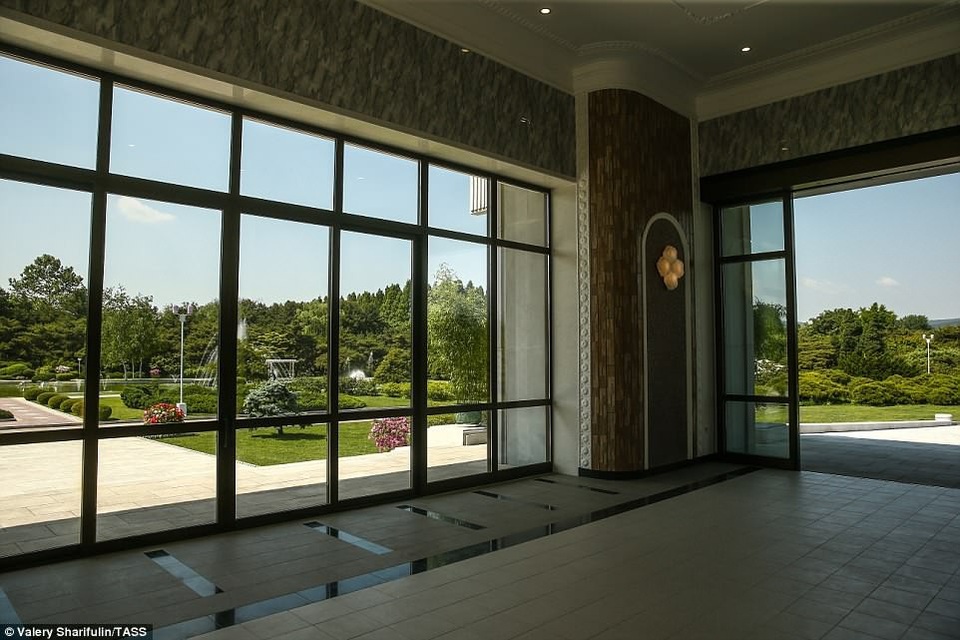 Dinh thự của ông Kim Jong-un được trang trí đơn giản với những màu sơn nhạt và có rất ít tranh được treo trên tường.