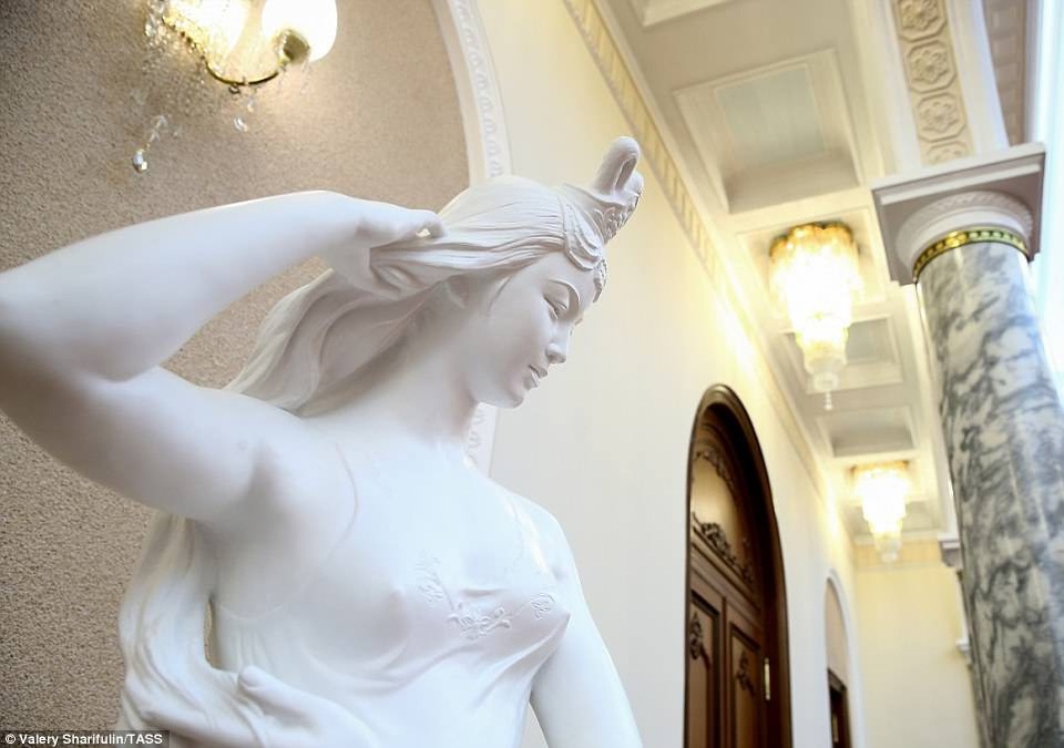 Cận cảnh một bức tượng được đặt tại dinh thự của ông Kim Jong-un.