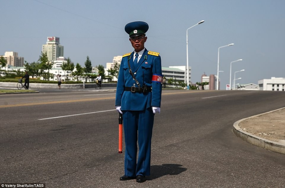 Cảnh sát giao thông làm việc trên một tuyến đường vắng vẻ