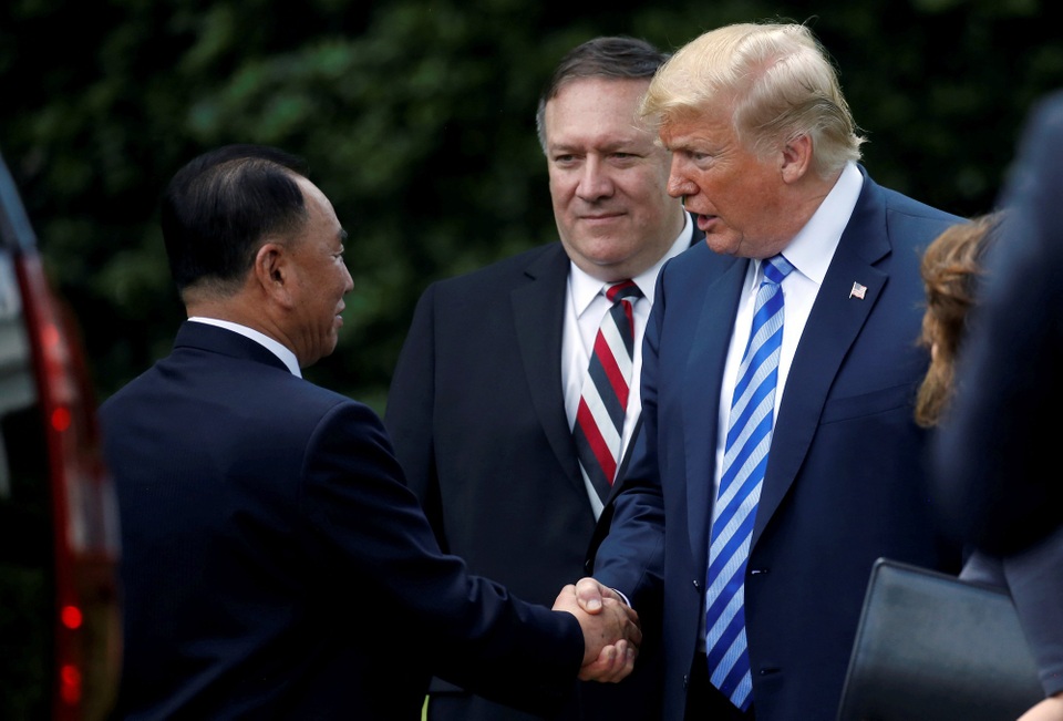 Ông Trump tiếp "trùm" tình báo Triều Tiên tại Nhà Trắng - 11 Tổng thống Trump đã đích thân tiễn ông Kim Yong-chol ra tận xe ô tô để rời Nhà Trắng. Nhà lãnh đạo Mỹ cũng dành cho quan chức cấp cao Triều Tiên những cử chỉ thân mật. (Ảnh: Reuters)