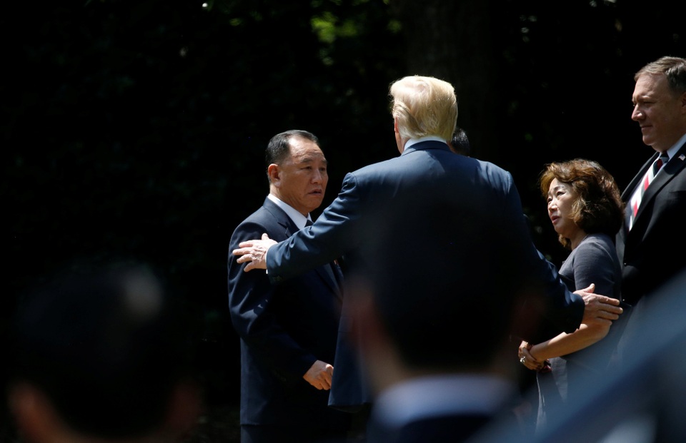 Ông Trump tiếp "trùm" tình báo Triều Tiên tại Nhà Trắng - 10 Ông Trump cũng đề cập tới mục tiêu ký kết hiệp ước hòa bình kết thúc chiến tranh Triều Tiên (1950-1953) tại hội nghị thượng đỉnh sắp tới ở Singapore. Về mặt kỹ thuật, Hàn Quốc và Triều Tiên vẫn đang trong tình trạng chiến tranh do mới chỉ ký thỏa thuận đình chiến thay vì hiệp ước hòa bình. (Ảnh: Reuters)
