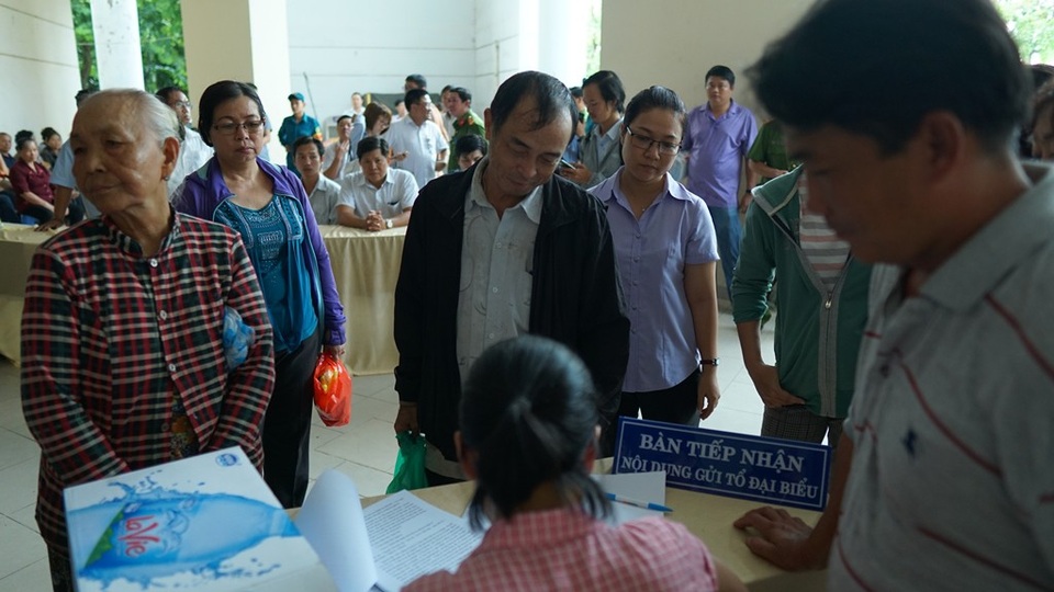 Bí thư Nguyễn Thiện Nhân: Sẽ gặp dân cho đến khi giải quyết xong bức xúc Thủ Thiêm - 3 Nhiều người dân chờ đợi bên ngoài, theo dõi buổi tiếp xúc cử tri qua hệ thống loa