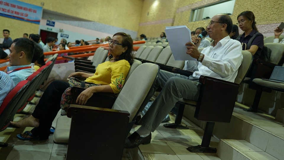 Bí thư Nguyễn Thiện Nhân: Sẽ gặp dân cho đến khi giải quyết xong bức xúc Thủ Thiêm - 11 Một cử tri xin phép ngồi phát biểu vì quá mệt