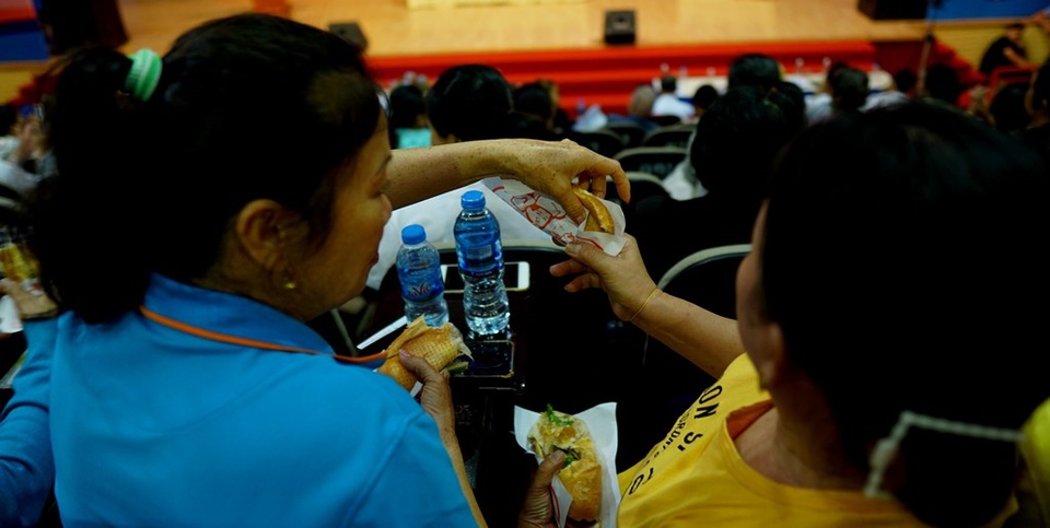 Bí thư Nguyễn Thiện Nhân: Sẽ gặp dân cho đến khi giải quyết xong bức xúc Thủ Thiêm - 9 
Người dân mua nước, bánh mì chống đói vì buổi tiếp xúc cử tri kéo dài