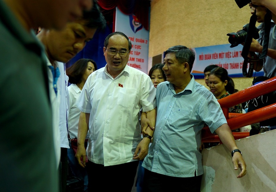 Bí thư Nguyễn Thiện Nhân: Sẽ gặp dân cho đến khi giải quyết xong bức xúc Thủ Thiêm - 13 Bí thư Nguyễn Thiện Nhân chia tay người dân Thủ Thiêm sau buổi tiếp xúc kéo dài đến tận tối