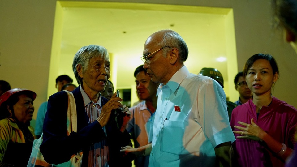 Bí thư Nguyễn Thiện Nhân: Sẽ gặp dân cho đến khi giải quyết xong bức xúc Thủ Thiêm - 14 
Cử tri bày tỏ bức xúc với đại biểu Quốc hội.