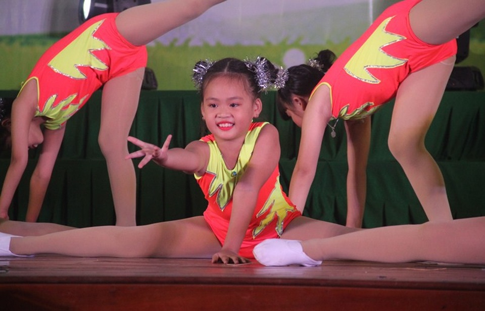 
Các em không chỉ học giỏi mà còn giỏi múa, hát.
