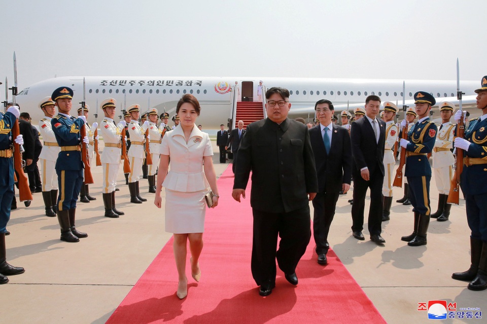Chuyến công du Trung Quốc rất khác của ông Kim Jong-un - 2
Nhà lãnh đạo Triều Tiên Kim Jong-un và phu nhân Ri Sol Ju thăm Trung Quốc. (Ảnh: Reuters)