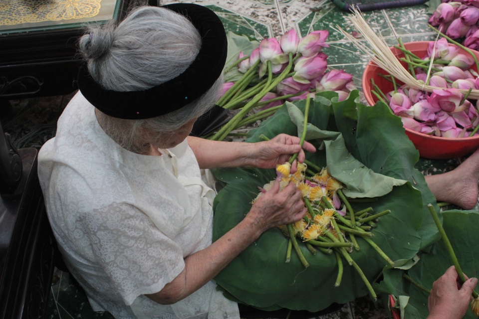 “Siêu phẩm” trà cổ làm từ 1000 bông sen, giá 7 triệu đồng ở Hà Nội có gì đặc biệt? - 11 Cũng vì độ cầu kỳ, phức tạp trong cách chế biến, mà trà sen Hồ Tây được xem là loại trà có giá đắt đỏ bậc nhất trên thị trường. Hiện, 1kg trà sen hảo hạng có giá 7 triệu đồng/kg, loại trà xổi ướp trong bông sen có giá 30 nghìn đồng/ bông khoảng 3-4 triệu đồng/kg.