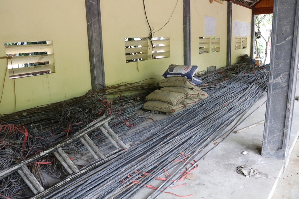 Tiếp tục lỡ hẹn tháo dỡ công trình “khủng” xâm hại Tràng An - 4 Sắt thép sau khi tháo dỡ được chủ đầu tư tập kết dưới chân núi.