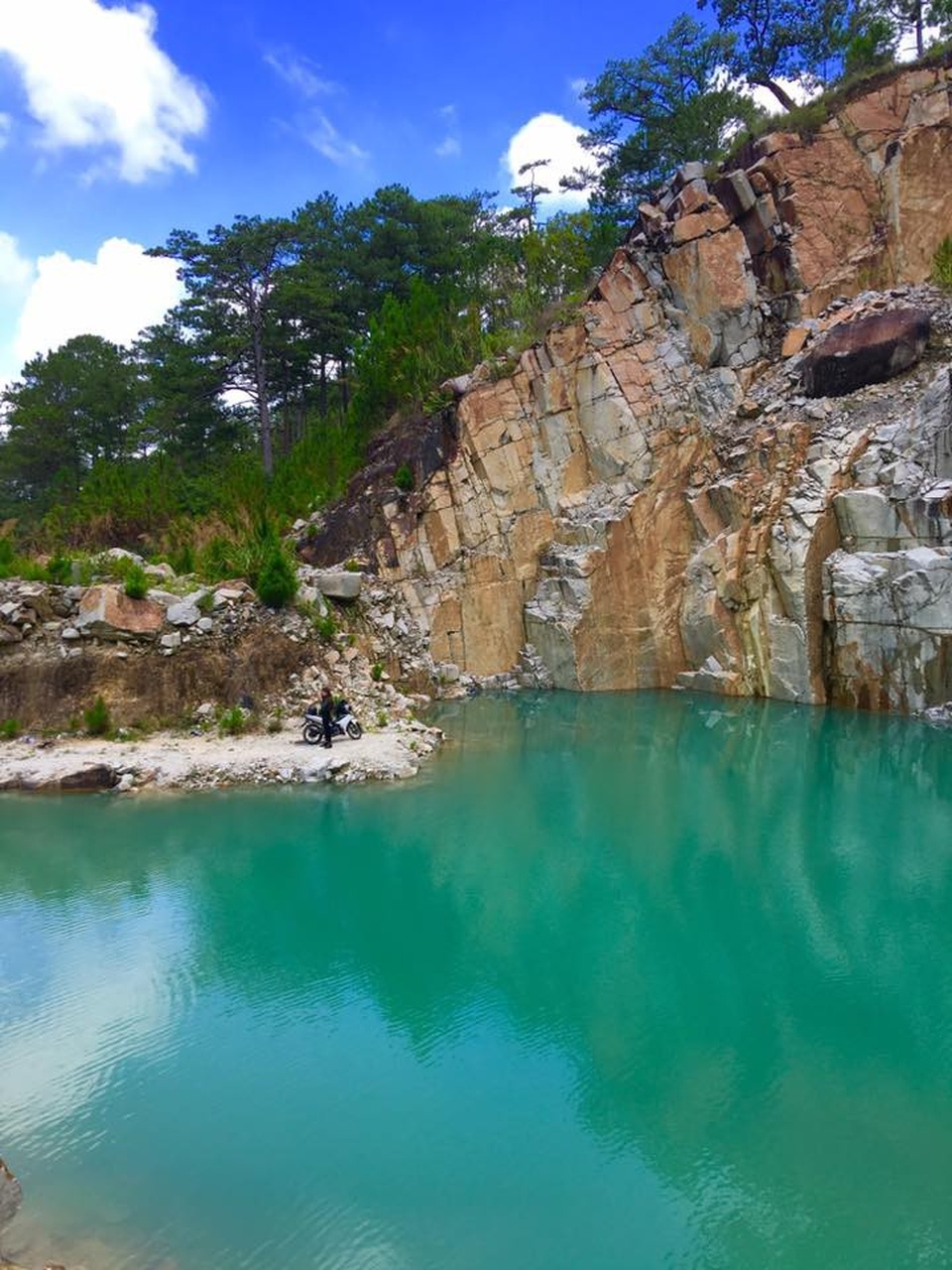 Hồ nước trong xanh, đẹp như một bức tranh của Tuyệt tình cốc