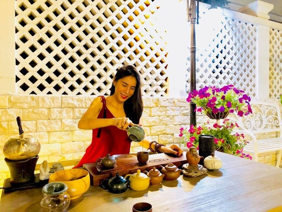 Ngẩn ngơ vườn đẹp như mơ trong biệt thự triệu đô nhà Hà Tăng, Thuỷ Tiên - 13 Thủy Tiên gọi đây là “ngôi nhà hoa hồng”.