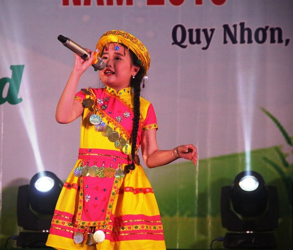 Lê Võ Ngân Hà (lớp 6, Trường THCS thị trấn Phù Mỹ, huyện Phù Mỹ) đạt giải nhất cuộc thi tiếng hát khối THCS.