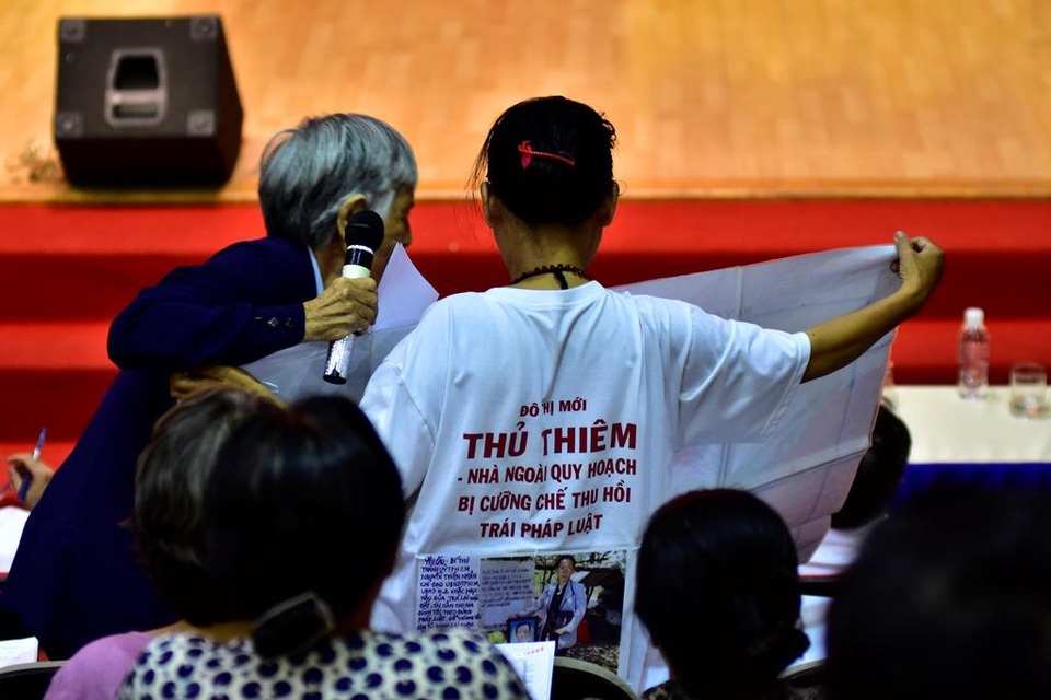 Bí thư Nguyễn Thiện Nhân: Sẽ gặp dân cho đến khi giải quyết xong bức xúc Thủ Thiêm - 5 Cử tri cầm bản đồ phản ánh bức xúc với Bí thư Nguyễn Thiện Nhân