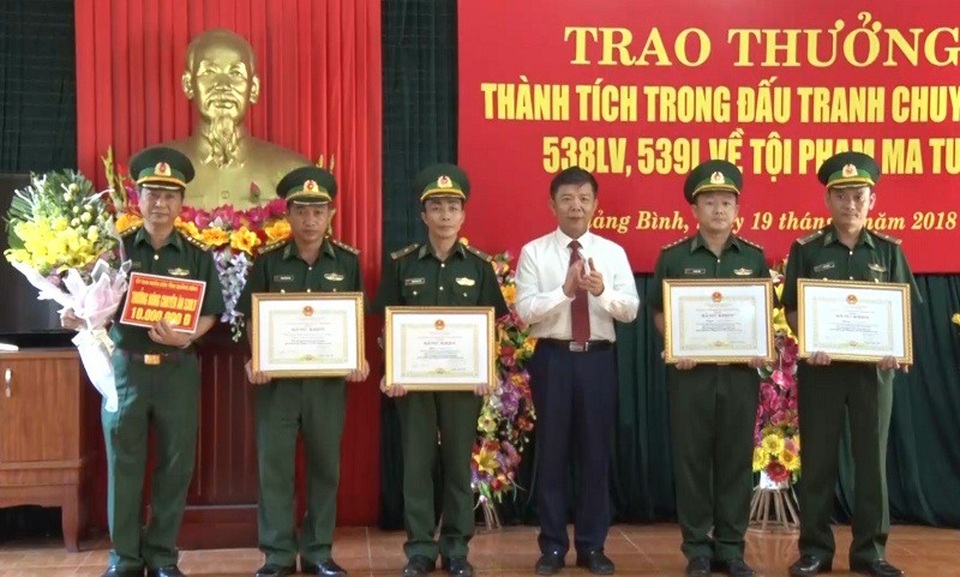 Thưởng nóng lực lượng BĐBP sau thành tích phá 2 chuyên án ma túy lớn - 2 Chủ tịch UBND tỉnh Quảng Bình tặng Bằng khen cho tập thể, cá nhân có thành tích xuất sắc trong đấu tranh, triệt phá thành công hai chuyên án ma túy, góp phần phòng chống các loại tội phạm ở khu vực biên giới.