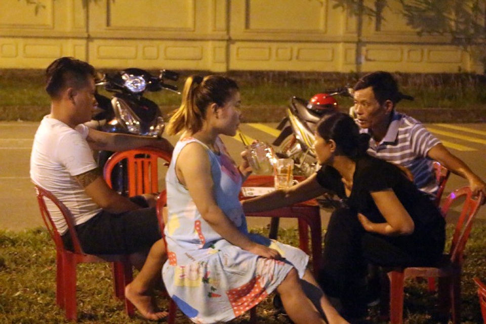 Nhiều người lớn tuổi cũng tìm đến các quán trà đá vỉa hè này.