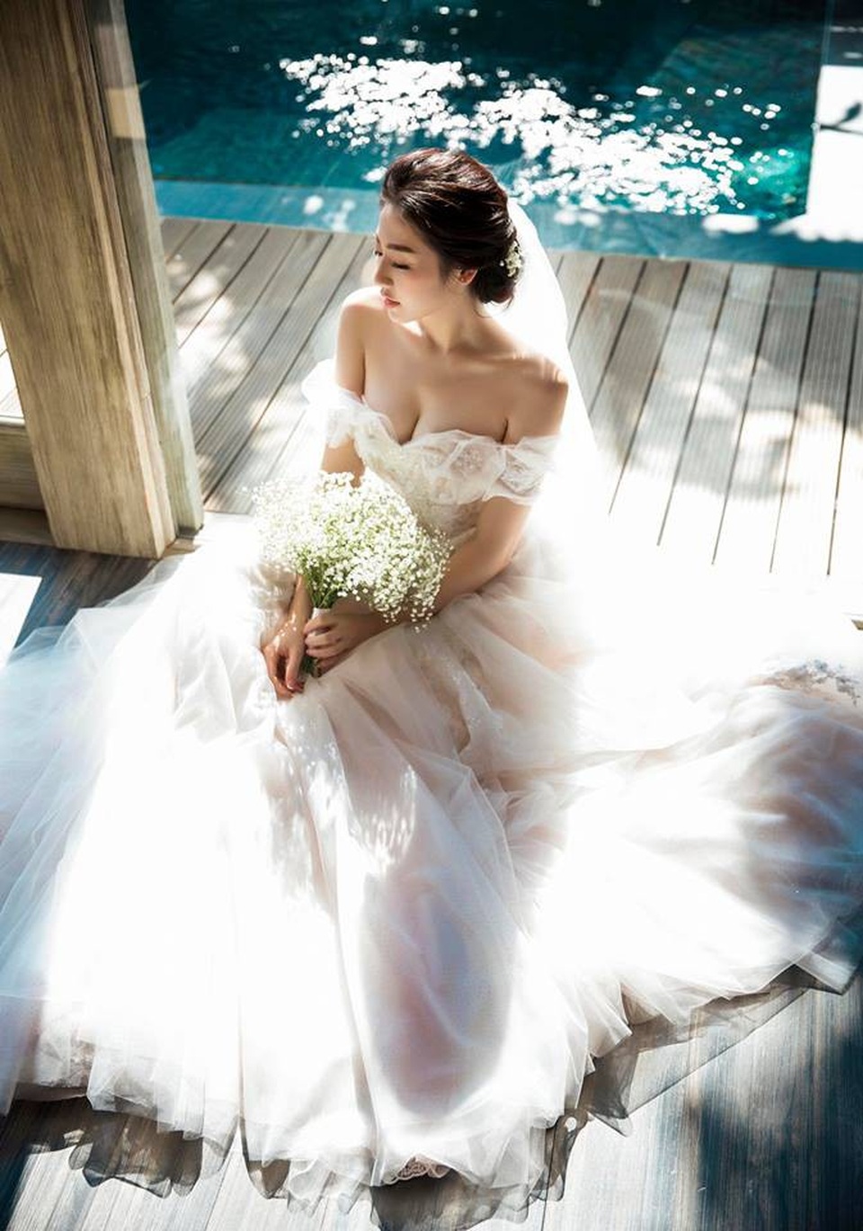 Á hậu Tú Anh chính thức công khai chú rể - 4 Ảnh cưới của Tú Anh được mẹ cô đăng tải.