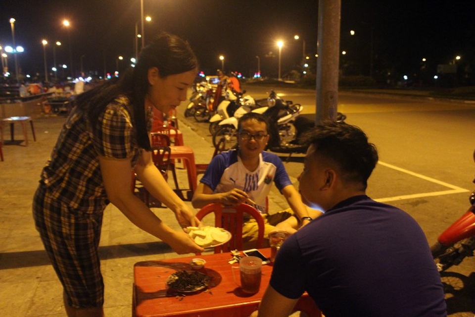 
Nhân trần đá, một thức uống giải khát phổ biến tại Hà Tĩnh rất được ưa thích những ngày này. Hầu như ai tìm đến những quán vỉa hè này đều gọi cho mình không dưới 1 ly nhân trần đá mát rượi để giải nhiệt.
